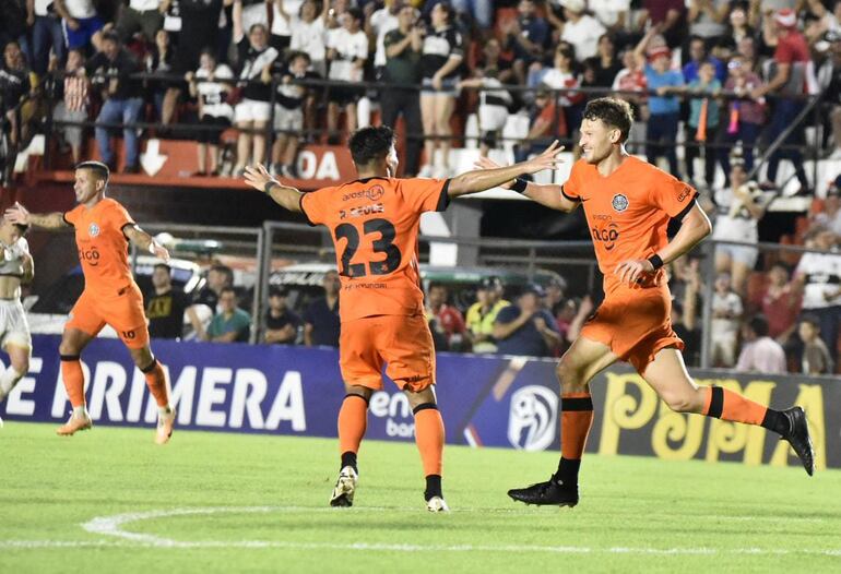 Facundo Bruera (d), jugador de Olimpia, celebra un gol en el partido frente a General Caballero de Juan León Mallorquín por la jornada 16 del torneo Apertura 2024 del fútbol paraguayo en el estadio Ka'arendy, en Juan León Mallorquín.