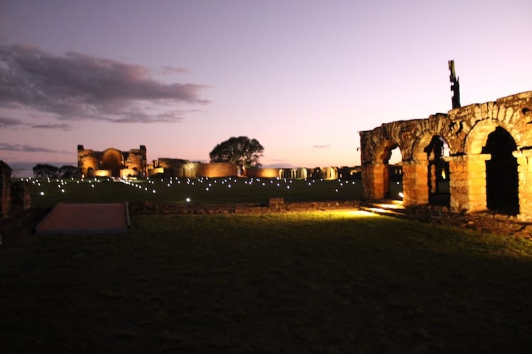 Misión Jesuítica Guaraní de Santísima Trinidad del Paraná. Espectáculo de luces y sonidos.