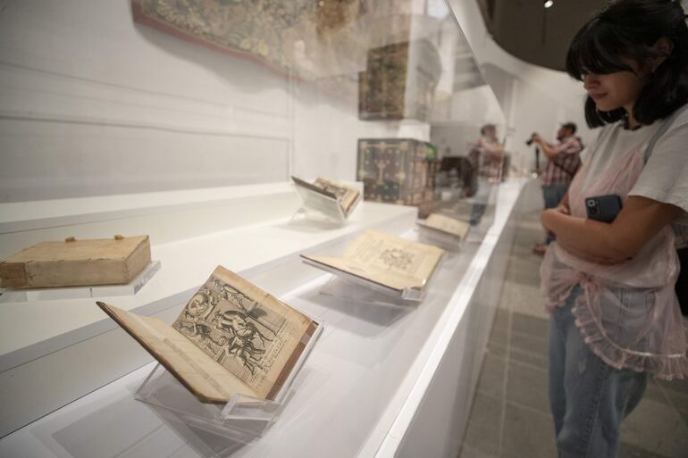 Una persona observa la exposición "Vuelta al Quijote",en el Museo Franz Mayer este jueves, en la Ciudad de México (México). El Museo Franz Mayer de la Ciudad de México convierte su acervo de 783 libros del Quijote, una de las colecciones "más grandes" en Latinoamérica, en la exposición 'Vuelta al Quijote', que, a partir del 18 de mayo, estará disponible al público, tal y como explicó este jueves la responsable de los Acervos Documentales, Tania Vargas.