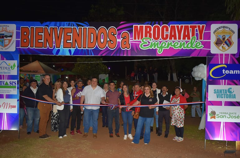 La Intendenta de Mbocayaty, Norma Godoy (ANR) y el gobernador de Guairá, César Luis Sosa (ANR) junto a los emprendedores durante la inauguración del evento.