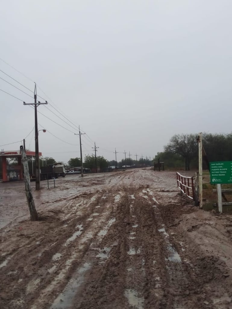 Camino convertido en lodazal en Fuerte Olimpo luego de las últimas lluvias. 