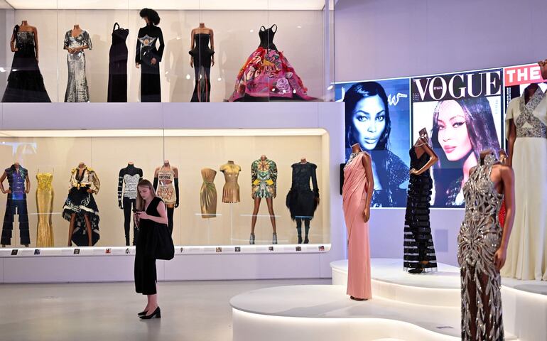 La exposición "Naomi" contiene los vestidos que lució en las pasarelas y fotografías de las portadas en las que fue protagonista. 