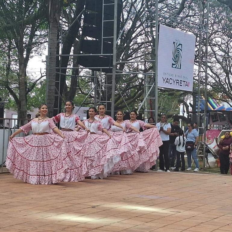 Los niñas se lucieron con sus atuendos típicos paraguayos.