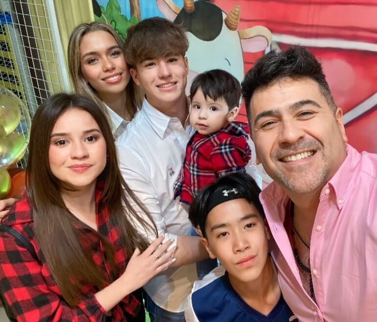 Roberto Pérez y sus hijos celebrando felices el cumpleaños del pequeño Gianmarco.