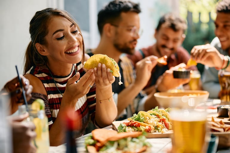 Amigos comiendo.