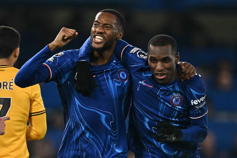 Chelsea's English defender #04 Tosin Adarabioyo (L) celebrates with Chelsea's Senegalese striker #15 Nicolas Jackson (R) after scoring the opening goal during the English Premier League football match between Chelsea and Wolverhampton Wanderers at Stamford Bridge in London on January 20, 2025. (Photo by Ben STANSALL / AFP) / RESTRICTED TO EDITORIAL USE. No use with unauthorized audio, video, data, fixture lists, club/league logos or 'live' services. Online in-match use limited to 120 images. An additional 40 images may be used in extra time. No video emulation. Social media in-match use limited to 120 images. An additional 40 images may be used in extra time. No use in betting publications, games or single club/league/player publications. / 