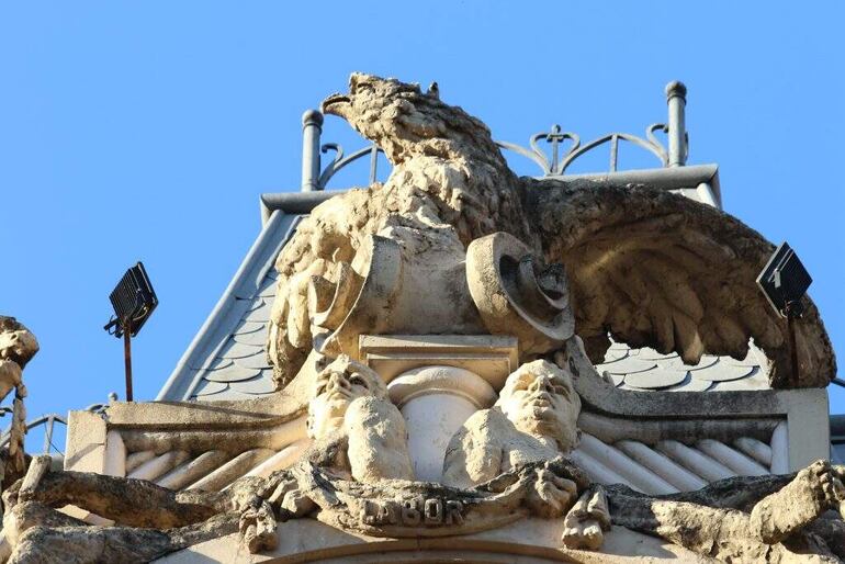 La escultura llamativa de un águila en el centro de Asunción.