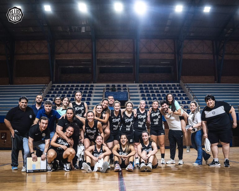 Plantel completo del Olimpia Queens, que disputarán la final del Clausura Femenino contra su tradicional rival, Félix Pérez Cardozo.