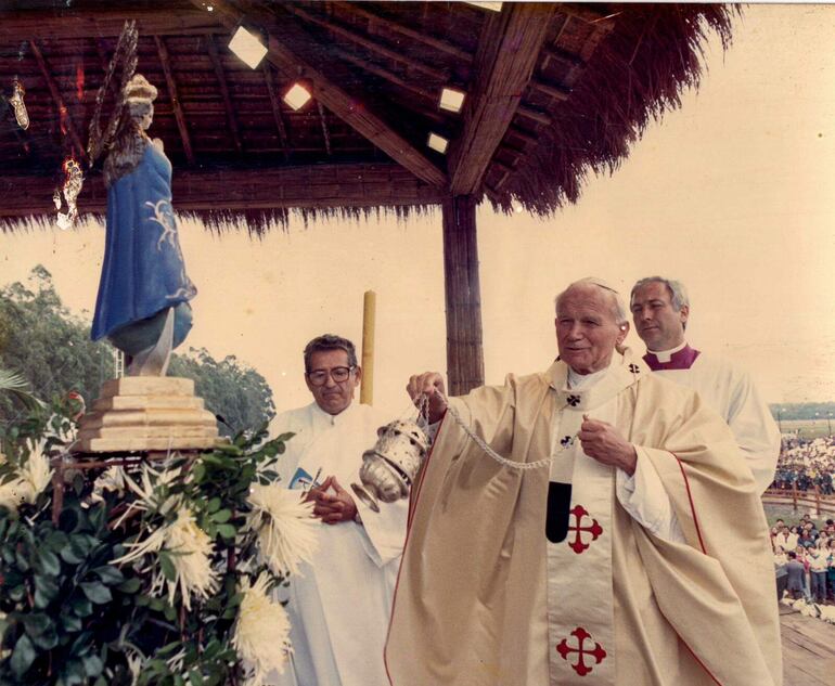 Juan Pablo II inciensa la imagen de la Virgen de Itapé.