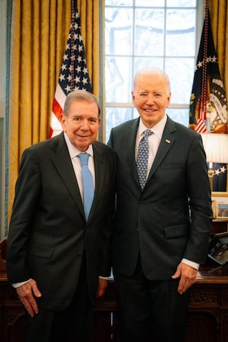 Edmundo González del líder opositor venezolano Edmundo González Urrutia (i) posando durante una reunión con el presidente de los Estados Unidos, Joe Biden, en la Casa Blanca en Washington (EE.UU.).