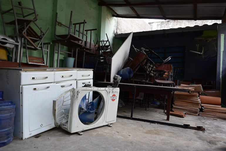 El resto de un acondicionador de aire fue ubicado en el depósito de la escuela Carlos Antonio López, tras el hurto de parte de artefactos, principalmente los cables.