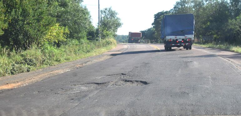 La ministra del MOPC, Claudia Centurión, dijo que están recapando la ruta PY01, pero la realidad está a la vista.