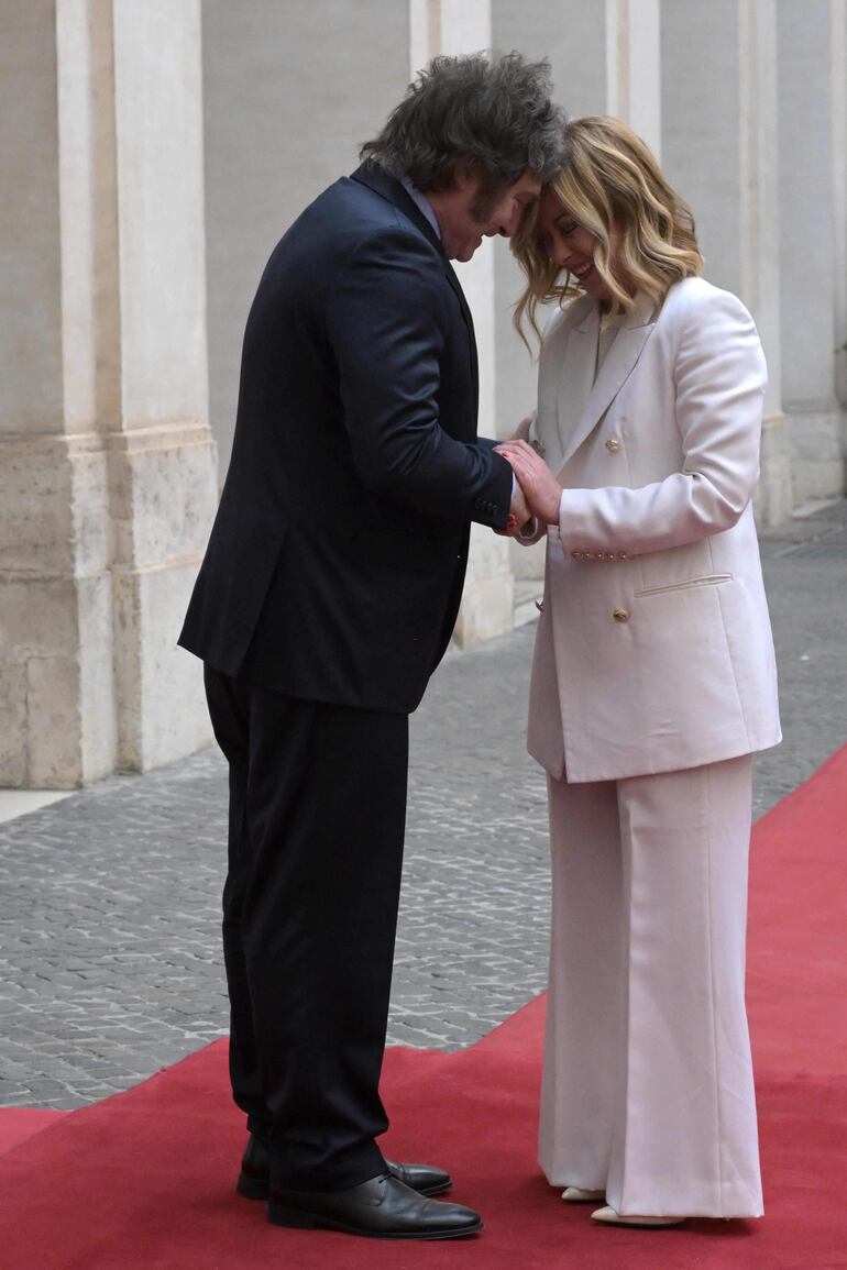 Giorgia Meloni recibe al presidente de Argentina, Javier Milei, en Roma.