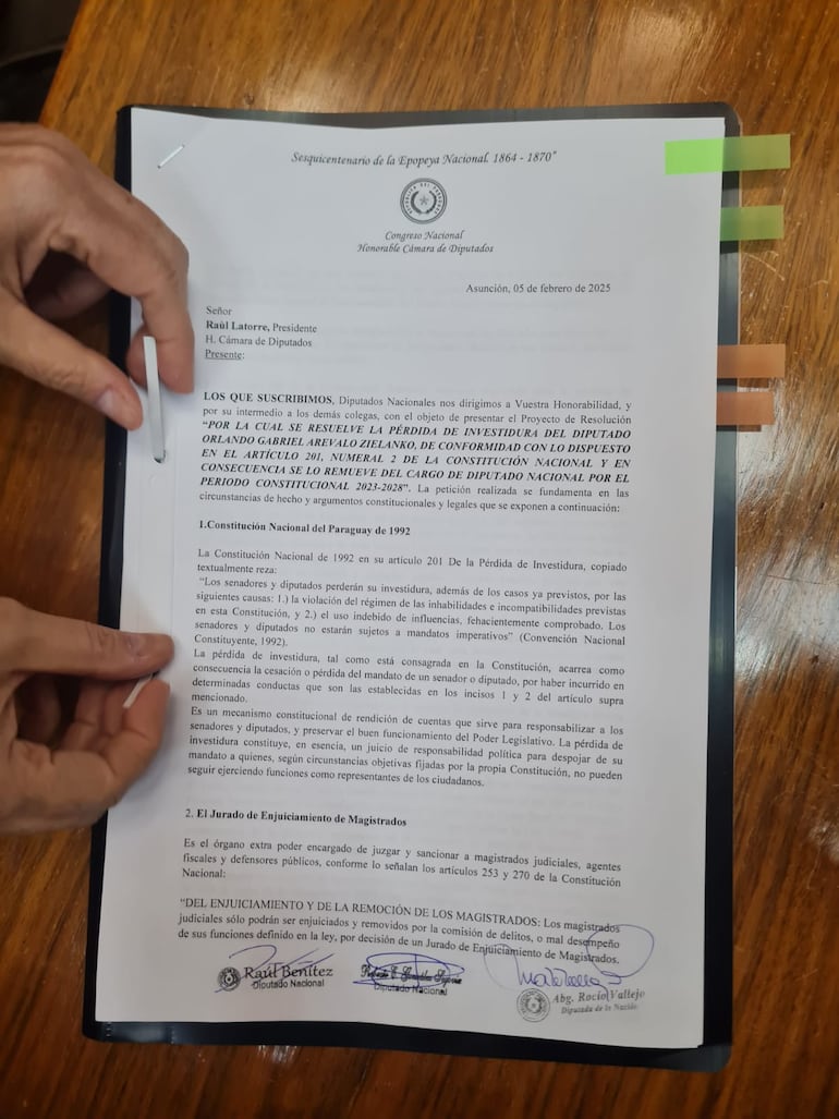 Desde esta mañana, se reúnen las firmas para la presentación del libelo acusatorio contra el diputado Orlando Arévalo.