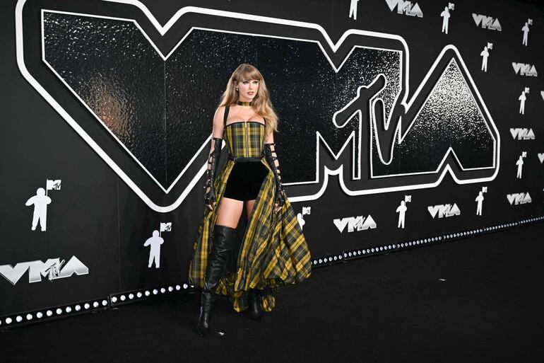 Taylor Swift con un vestido que llevaba la firma de Christian Dior llegó espléndida a los MTV Video Music Awards.