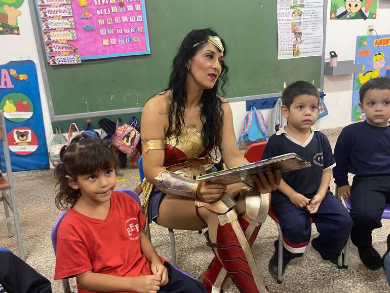 Lilian Amarilla de González, vestida de Mujer Maravilla, comparte cuentos con los alumnos de la Escuela Nº 330 Margarita Veia de Bibolini.