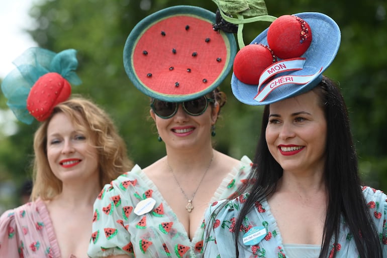 Estas tres amigasn fueron al cuarto día del Royal Ascot con sombreros frutales. 