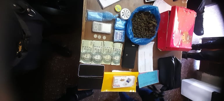 Vecinos del barrio Cándida Achucarro alertaron la presencia de dos persona que estaban distribuyendo supuesta marihuana.