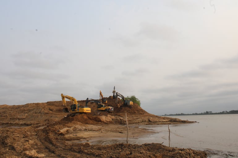 Varias maquinarias trabajan para abrir un canal desde el río Paraguay y extraer el agua mediante potentes motobombas para regar el sembradío de arroz   en la zona de Zanjita distrito de Villa Oliva.