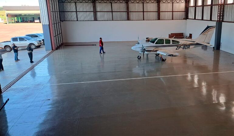 Hangar en cuyo interior se encontró la presunta narcoavioneta en Amambay. (gentileza).