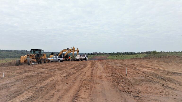 Equipos viales en la zona de obras de la ruta de circunvalación de la ciudad de Curuguaty cuya construcción está en etapa de inicio.