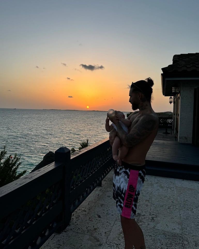 Papá Maluma dando el biberón a Paris.
(Instagram/Maluma)