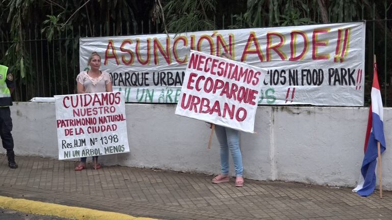 Vecinos del barrio Las Mercedes muestran carteles solicitando la preservación de un patrimonio natural en Asunción.