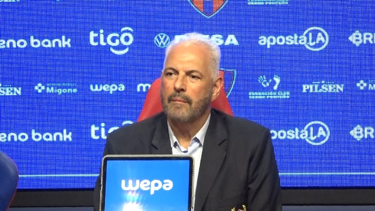 Juan José Zapag, presidente de Cerro Porteño, en la conferencia de presentado de Diego Martínez en el estadio La Nueva Olla, en Asunción, Paraguay.