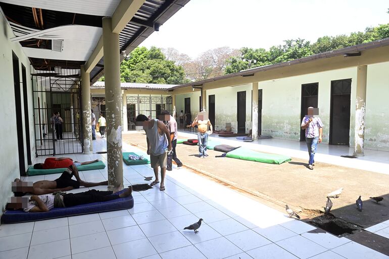 Pabellón de pacientes agudos en el Hospital Psiquiátrico. 