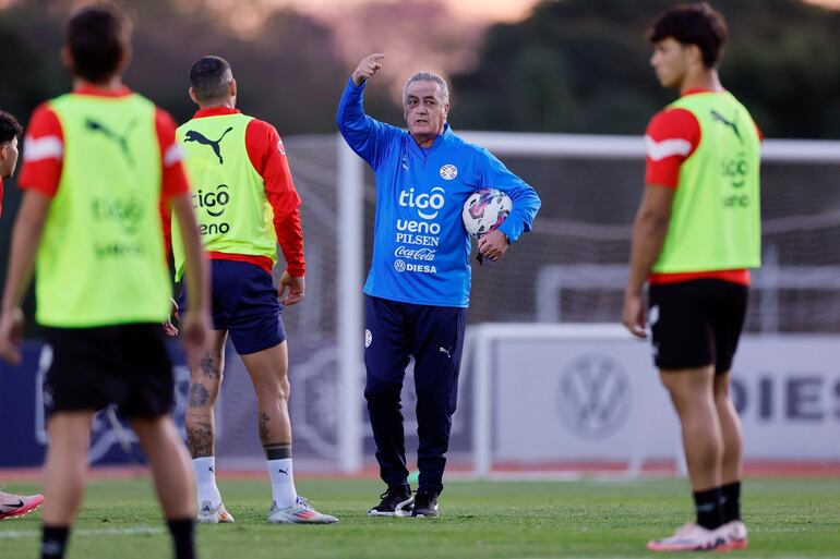 El argentino Gustavo Alfaro, entrenador de la selección de Paraguay, en la primera movilización del plantel en el Centro de Alto Rendimiento, en Ypané, Paraguay.