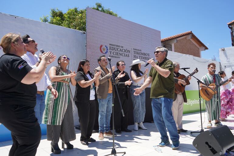 El ministro de Educación, Luis Ramírez, exhibe su habilidad de canto con el dúo Purahéi Soul en una escuela pública de Capiatá, en el programa "Nuestra música va a la escuela".