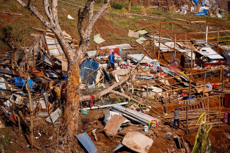 Personas intentan reconstruir una casa en la ciudad de Mamoudzou, en el territorio francés de Mayotte en el Océano Índico, el 18 de diciembre de 2024, tras el paso del ciclón Chido por el archipiélago.