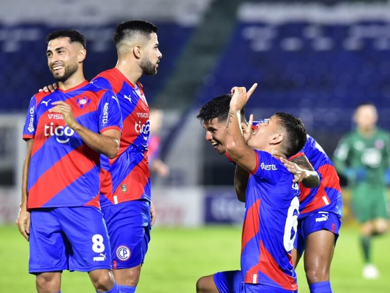 Los jugadores de Cerro Porteño festejan el gol de Rafael Carrascal (d) durante el partido contra Sportivo Ameliano por la jornada 12 del torneo Apertura 2023 del fútbol paraguayo.