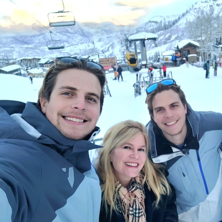 ¡Mamá orgullosa! Alejandra Prayones con sus gemelos Iván y Axel. (Instagram/Alejandra Prayones)