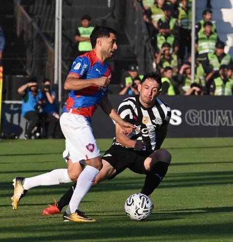 Federico Carrizo (Cerro Porteño), ante la marca de Iván Piris (Libertad).