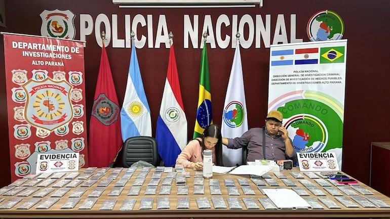 Los aparatos celulares incautados este jueves por agentes de Investigaciones de Alto Paraná.