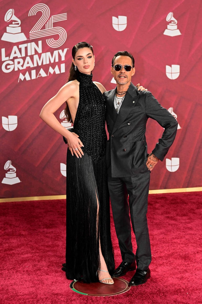 ¡Elegantísimos! Nadia Ferreira y Marc Anthony llegaron con sus mejores galas a los Latin Grammy Awards. (Giorgio VIERA / AFP)