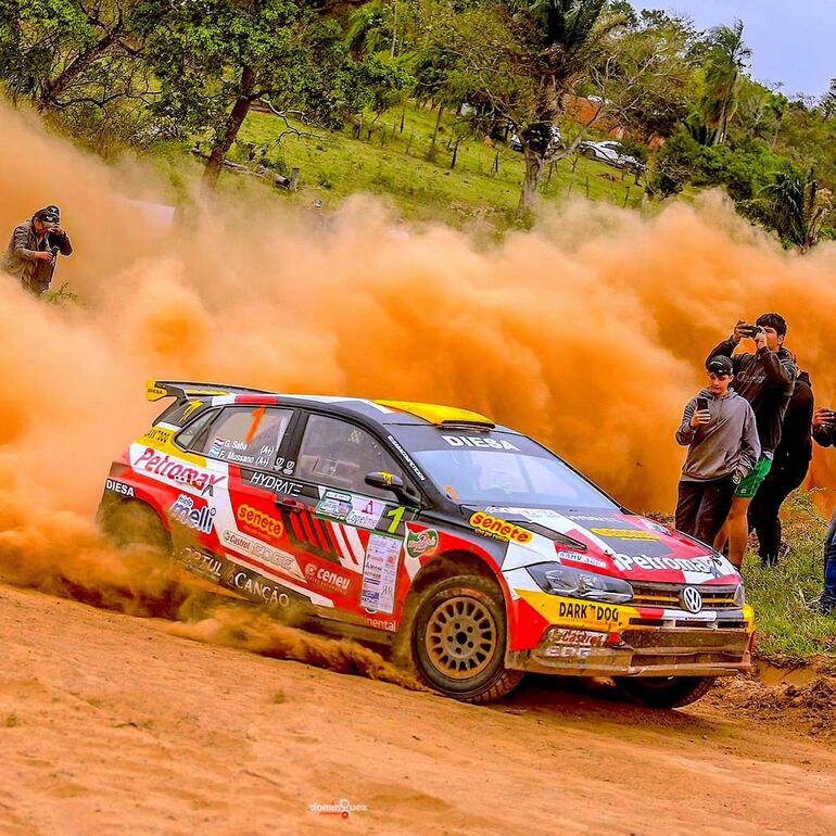 El siete veces campeón sudamericano de rally, Gustavo Saba, penó nuevamente con un llantazo en su VW Polo GTI R5, durante el desarrollo de la primera etapa hoy.