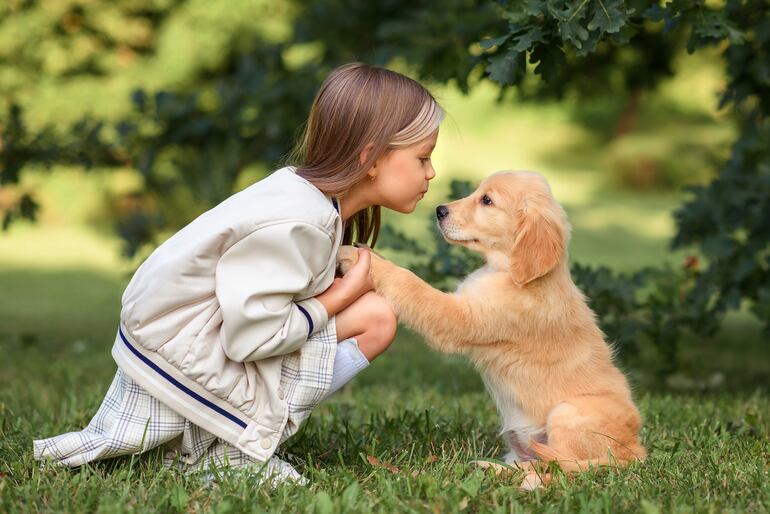 Niña y cachorro.