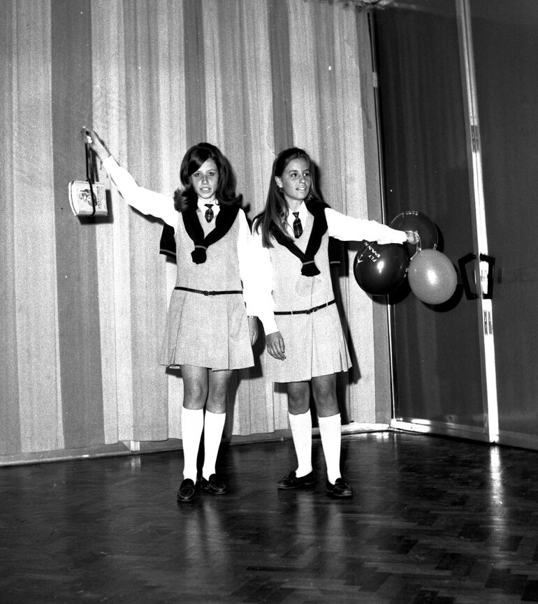 Las colegialas Hilda Alvarado y Claudia Di Tore, alumnas del Colegio de La Providencia, participando de un desfile en 1968 con la expresa autorización de la superiora y las religiosas de la institución.