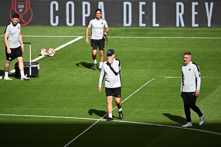 Real Mallorca's Mexican coach Javier Aguirre (C) leads a training session on the eve of the Spanish Copa del Rey (King's Cup) final football match between Athletic Club Bilbao and RCD Mallorca at La Cartuja stadium in Seville on April 5, 2024. (Photo by JAVIER SORIANO / AFP)