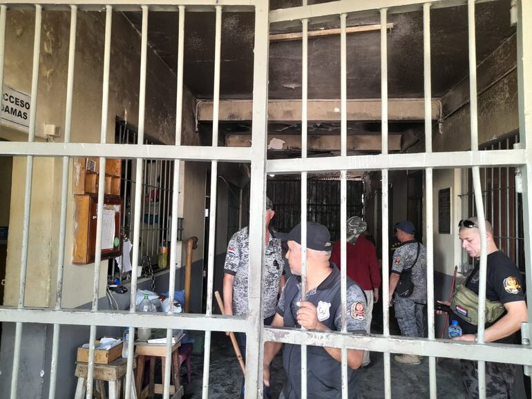 Imagen de la policía ingresando a la parte frontal del penal de Tacumbú.