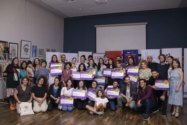 Todos los ganadores del EXPYLAB 2023 durante el acto de premiación realizado en la Alianza Francesa.