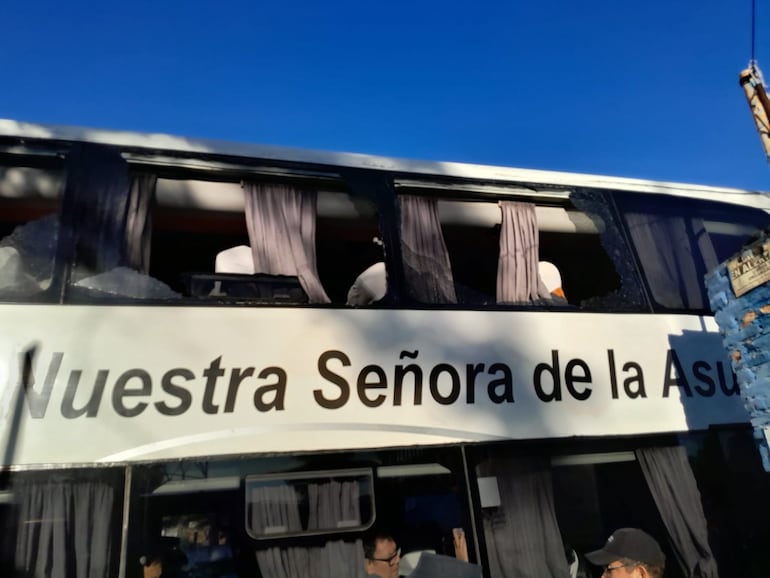 El bus de Cerro Porteño llegó al estadio de Sol de América con los vidrios rotos.