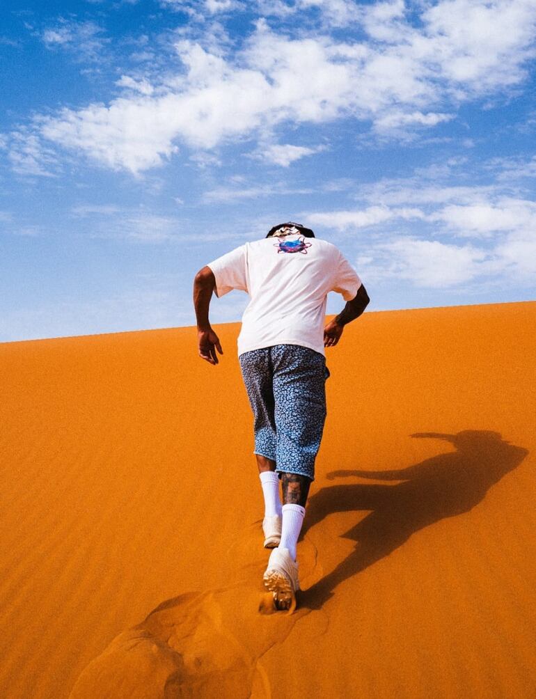 Lewis Hamilton en las dunas de arena.
(Instagram/Lewis Hamilton)