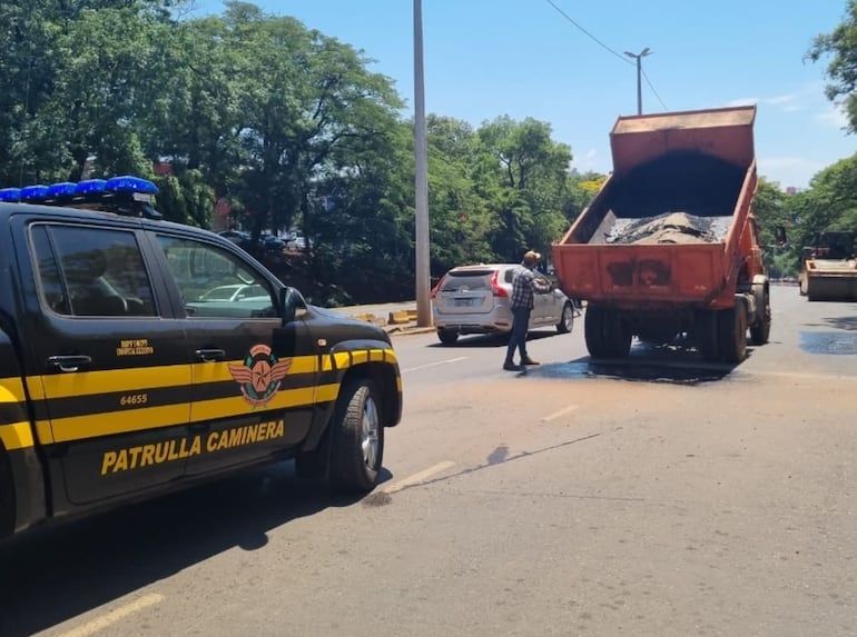 Tras quejas, reparan enorme bache en Ciudad del Este