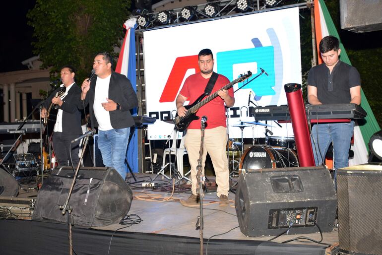 Grupo CantArte ofreciendo su show en el festival musical del proyecto retribuyendo al pueblo de la Promo 83.