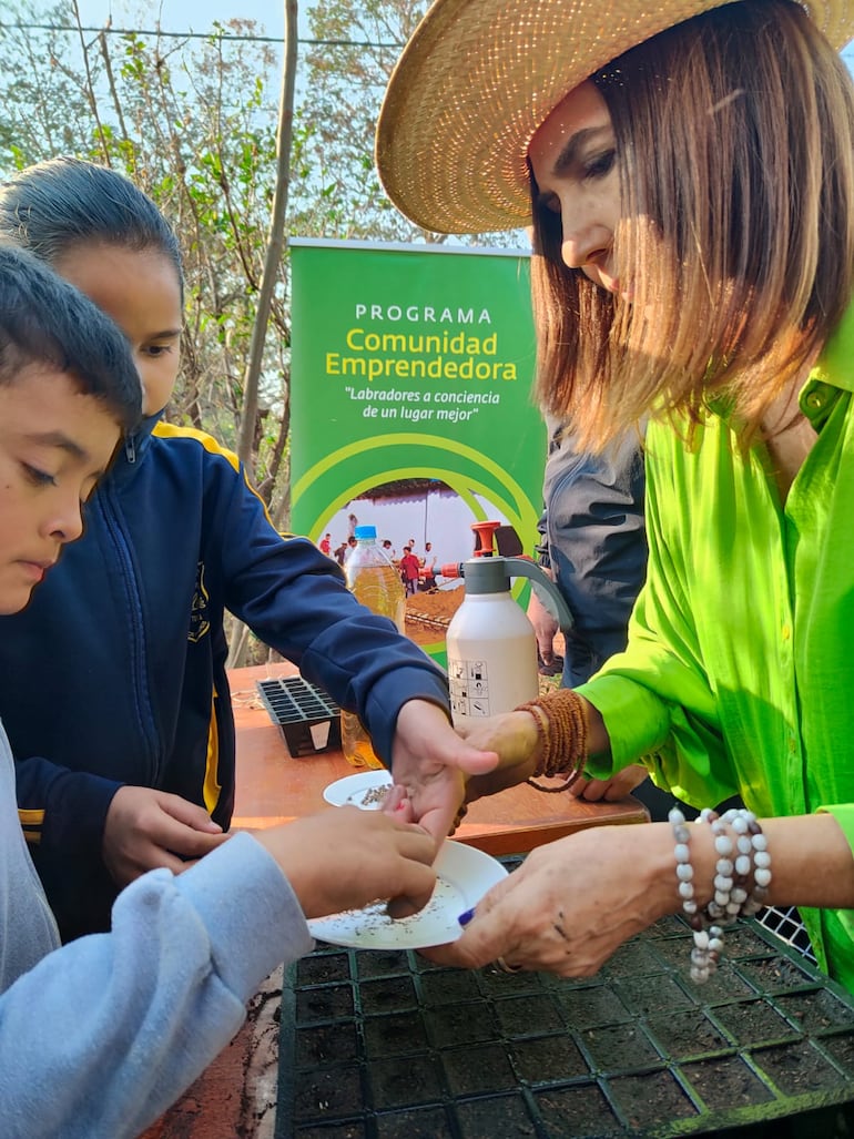 Todos los jueves los alumnos aprenden con productores capacitados en la agricultura.