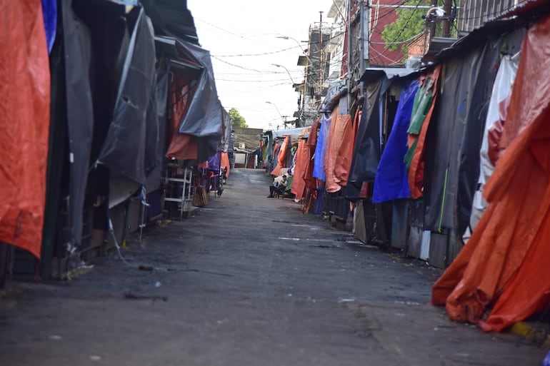 Los puestos de venta amanecieron cerrados en el Mercado 4.
