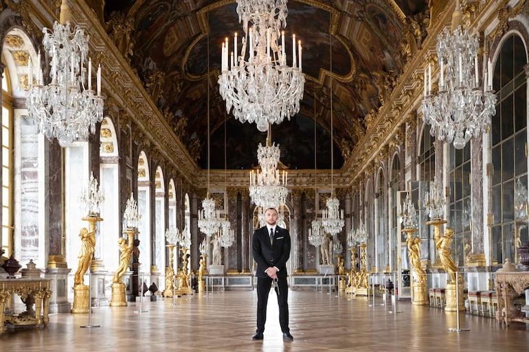 El guardia de seguridad Hakim posa en el Salón de los Espejos (Galerie des Glaces) en el Chateau de Versailles (Palacio de Versalles), en Versalles, al suroeste de París.